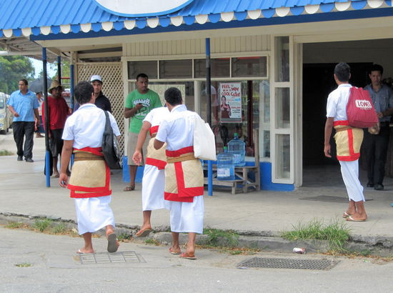 Aber auch einige Kerle tragen 'Matte'. Hierbei handelt es sich wahrscheinlich um den einheitlichen dresscode einer Schule oder Universität.