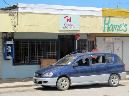 Gegenüber vom Markt befindet sich dieses kleine Geschäft mit dem wichtig klingenden Namen: TUI International Meat Shop. Bei TUI denkt man ja nicht gerade an eine kleine "internationale" Fleischerei. 