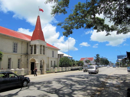 Die Hauptstraße von Nuku'alofa (der Hauptstadt Tongas) mit offiziellen Gebäuden.