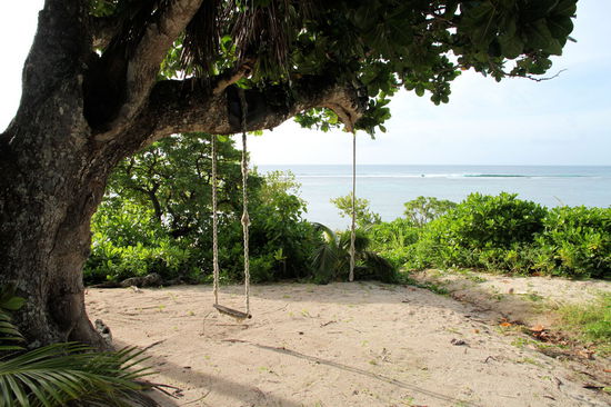 Im Bereich zwischen Strand und Garten gab es Hängematten, Sitzgelegenheiten und diese Schaukel mit Meerblick.