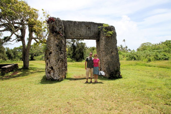 Das tonganische Stonehenge. Obwohl wir zu diesem gestellten Foto genötigt wurden, ist es nett und wir eignen uns ganz gut als Größenvergleich. 