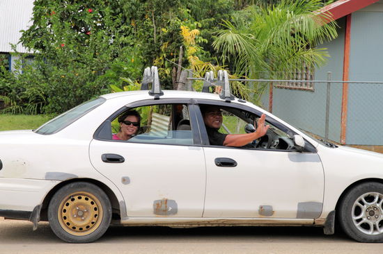 Unser guide und Fahrer Wai (keine Ahnung wie sein Name geschrieben wird, zumindest wurde er so ausgesprochen!) mit Lizzy hinten im Auto.