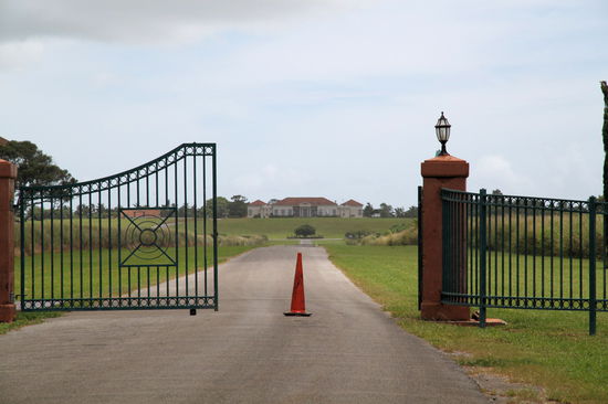 Auf dem Weg in die Stadt kamen wir am Wohnhaus/Palast des aktuellen Königs vorbei. Der alte König ist vor einigen Jahren gestorben.