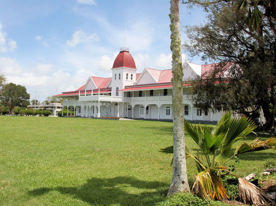 Dies ist der eigentliche Palast des Königs mitten in der Hauptstadt. Nach dem Tod des alten Königs wurde der Palast aufwendig saniert, aber der aktuelle (junge) König bleibt lieber in seinem alten Wohnsitz (s. vorheriges Bild). Obwohl der Palast saniert ist und leer steht, kann er leider nicht besichtigt werden.