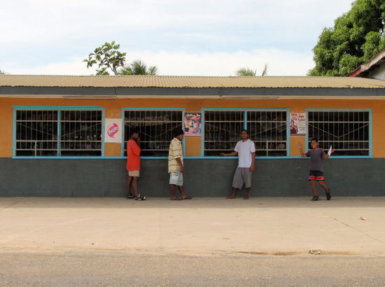 Einer der typischen Kioske/Tante Emma-Läden. Sind finden sich über die gesamte Insel verteilt und haben sehr lange Öffnungszeiten. Diese Shops werden zu 85-90% von Chinesen betrieben, es gibt nur ein paar wenige Shops in tonganischer Hand. Leider führt die chinesische Dominanz in diesem und anderen Geschäftsbereichen zu einer starken Unbeliebtheit der Chinesen auf Tonga.