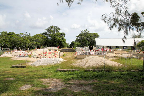 Die Tonganer sind zwar alle Christen, aber die Friedhöfe unterscheiden sich schon ein wenig von anderen christlich geprägten Gegenden. Die Gräber sind teilweise sehr originell und bunt geschmückt.