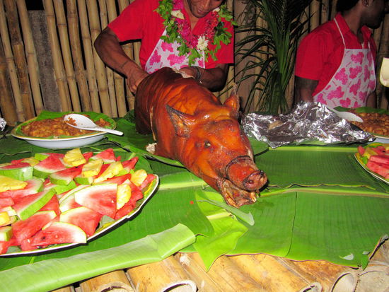 Einen Abend sind wir auf die andere Seite der Insel gefahren um uns eine Tanzdarbietung in einer Höhle mit vorherigem Buffet anzuschauen. Wie man im Bild sieht, war das Buffet nicht nur zum anschauen da.