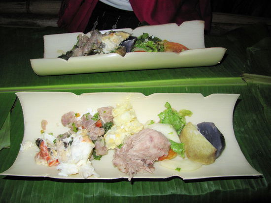 Das Buffet war okay. Als Teller bekam man die innere Rinde von Bananenstauden.