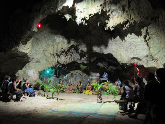 Gut gesättigt ging es anschließend in die Höhle. Dort gab es eine nette Tanzvorführung mit lokalen Akteuren.