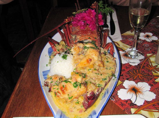 Einen Abend in der Woche gibt es meist Hummer. Da wir beide keine großen Hummerfreunde sind, ist dies nicht unser Teller, sondern das Abendessen von Steffen. Er ist Däne und wir hatten in bereits am ersten Abend auf Tonga (in der anderen Unterkunft) kennen gelernt.