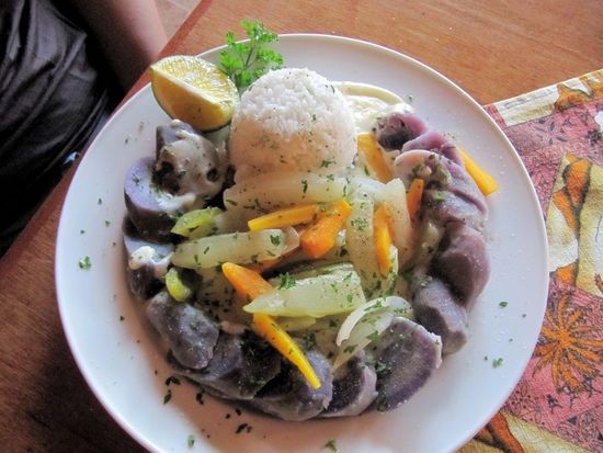 Ein typisches Abendessen von Lizzy. Violette Süßkartoffeln mit Gemüse, Reis und viel Soße.