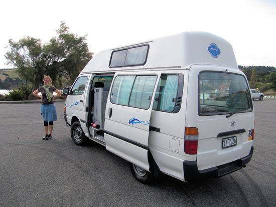 Hier noch ganz frisch und sauber. Im Grunde das gleiche Model wie in Australien mit ein paar Unterschieden. Der Hauptunterschied war die fehlende Klimaanlage, allerdings haben wir sie (dank des gemäßigten Wetters in Neuseeland) nur sehr selten vermisst. Ein weiterer deutlicher Unterschied war die viel bessere Ausstattung mit Kleinigkeiten und ein deutlich besser gewartetes und gepflegtes Fahrzeug mit 'nur' 481.383km auf dem Tacho!