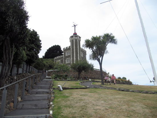 Bei unserem Zwischenstopp in Lyttelton fuhren wir zur Time Ball Station. Früher fiel der Ball auf dem Turm pünktlich um 13 Uhr herunter und die Schiffe im Hafen konnten ihre Chronometer genau einstellen. Leider konnte man nur den Garten besichtigen, da das Gebäude fünf Monate vorher (04.09.2010) bei einem starken Erdbeben beschädigt wurde.