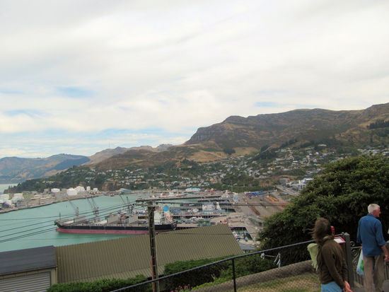 Blick von der Time Ball Station auf den Hafen von Lyttelton, die Ausgangsbasis für viele Antarktisexpeditionen.