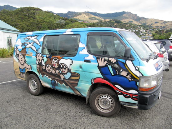 In Akaroa sahen wir auch diesen Escape-Camper mit den Mainzelmännchen und ...