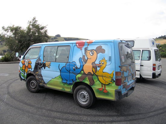 ... auf der anderen Seite die Sendung mit der Maus. Da war wohl ein Backpacker aus Deutschland für die Lackierung zuständig. Die sympatischen Campervans von Escape sind alle unterschiedlich lackiert. Diesen "deutschen" Campervan haben wir im Verlauf unserer Neuseelandreise noch zweimal auf der Südinsel wiedergesehen.