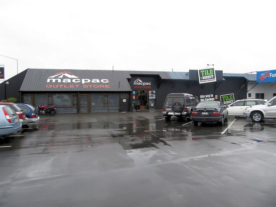 Dies ist der Parkplatz auf dem wir die Stunden nach dem Erdbeben verbracht haben. Das Foto stammt von einem späterem Besuch in Christchurch. Am Erdbebentag hatte es wenigstens nicht geregnet!