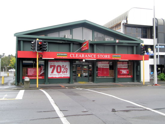 Nach dem Macpac Outlet Store wollten wir eigentlich noch zum Kathmandu Clearance Store. Gut für uns, dass wir es nicht bis in diesen Shop geschafft hatten, denn der Knick im Gebäude über der Eingangstür ist keine Designspielerei. (Foto ca. 2,5 Wochen nach dem Beben)