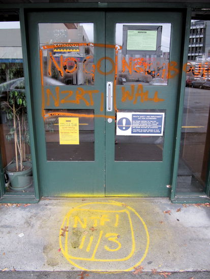 Nach einer Begutachtung durch Experten wurde hier sehr deutlich darauf hingewiesen, dass man das Gebäude nicht mehr betreten darf. (Foto ca. 2,5 Wochen nach dem Beben)