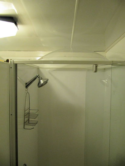 Wenn man so lange unterwegs ist, sieht man sehr viele und sehr unterschiedliche Unterkünfte und Sanitäreinrichtungen. Daher glaub man ja immer, es kann einen nichts mehr überraschen. 
Auf dem Campingplatz in Ashburton fand ich diese Dusche mit Haube - wie diese Oberlichter in Flachdächern. Mir ist aber nicht klar geworden, welchen Zweck diese Haube erfüllte.
