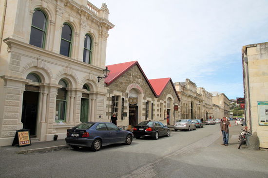 Seine Blütezeit hatte Oamaru im späten 19. Jahrhundert. Die schönen Häuser in dieser Straße sind ehemalige Lagerhäuser des Hafens. Heute findet sich Gastronomie und Kunsthandwerk in den Gebäuden.