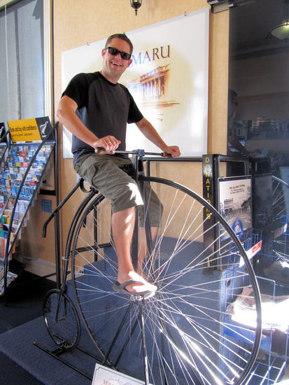 In der Touristeninformation steht dieses Hochrad, wo ich natürlich sofort drauf musste!