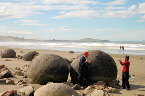 Asiatische Touristen eignen sich bestens für dramatische Größenvergleiche. 