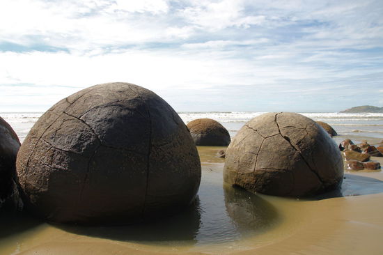 Aus der Nähe sieht man wie die meisten Kugeln von Rissen durchzogen werden.