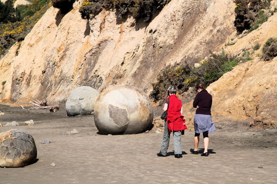 Mutter und Tochter hatten genug gesehen und gingen zielstrebig in Richtung Außenterrasse des Cafes. 