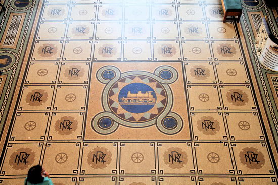 Der Fußboden in der Halle. Damals hatte die Bahn noch Geld. Überall das Zeichen NZR für New Zealand Railways.