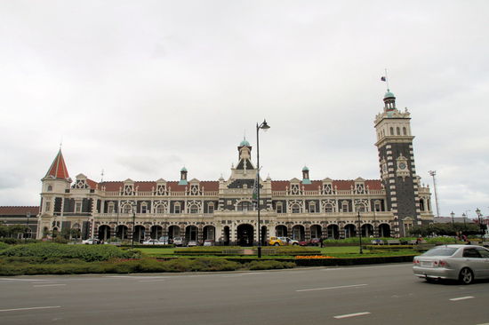 Der Bahnhof von außen. Erst ist etwas mehr als 100 Jahre alt und wurde aus dunklem Basalt und dem hellen Oamaru-Kalkstein erbaut.