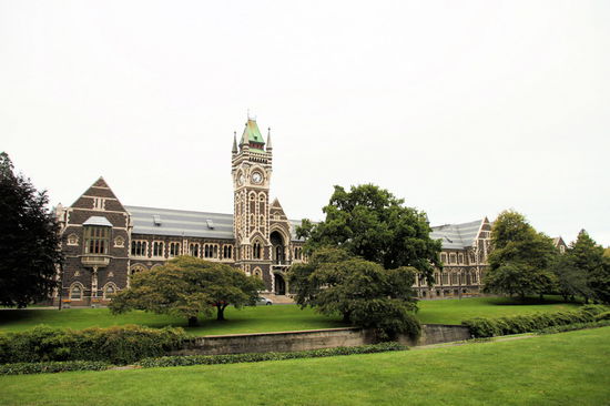 Dieses Gebäude steht auch in Dunedin, sieht auf den ersten Blick ähnlich aus, hat aber nichts mit einem Bahnhof zu tun. Es handelt sich um das Clock Tower Building der Universität von Otago - ebenfalls ein sehr bekanntes Gebäude. Auf dem Campus befinden sich neben den schönen alten Gebäuden auch Bausünden aus verschiedenen Jahrzehnten und sehr moderne Gebäude.