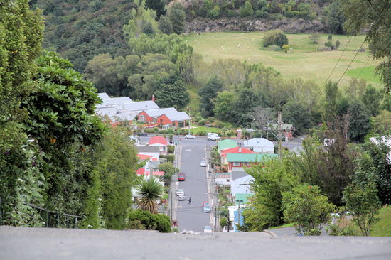... wenn man von oben herunter schaut, dann geht es ziemlich steil bergab. Mit dem Campervan haben wir uns nicht hoch/runter getraut, aber 2006, mit einem normalen Mietwagen, bin ich natürlich hoch und runter gefahren! 