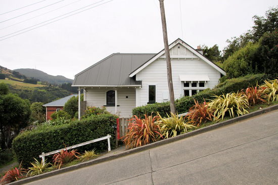 So siehts dann aus, wenn man die Straße hochläuft. Die Gehwege sind im steilsten Bereich zur Straße hin bepflanzt, damit niemand auf die Idee kommt hier sein Auto abzustellen!