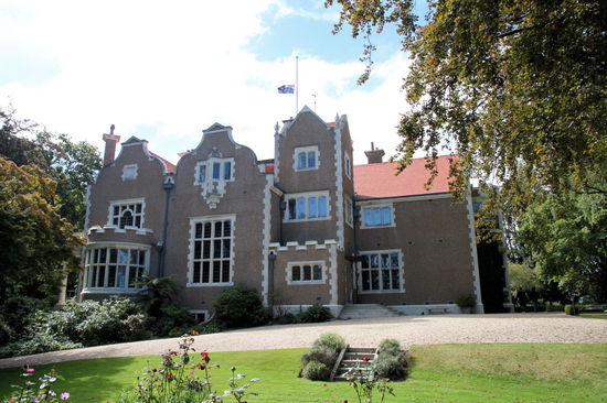 Das Olveston House in Dunedin (gebaut Anfang des 20. Jahrhunderts). Man kann es nur im Rahmen einer Führung besichtigen, aber es lohnt sich wirklich, da es größtenteils noch im Originalzustand erhalten ist (inkl. Einrichtung). Der Garten ist ebenfalls sehr schön.