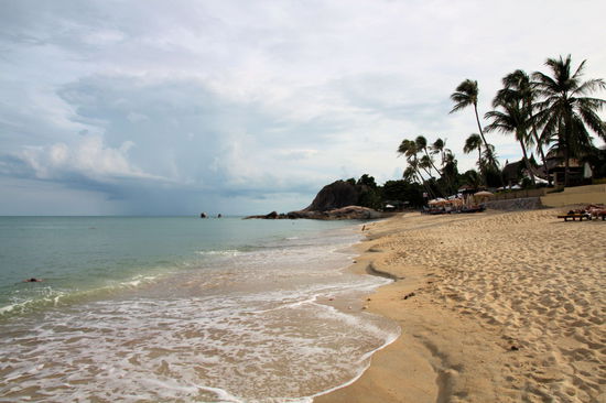 Der Strand vor unserem Hotel. Im Hintergrund zieht eine leichte Regen/Gewitterfront auf. Aber bewölkt ist es ohnehin am angenehmsten.