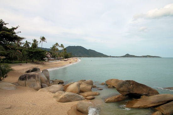 Der gesamte Strand Lamai.