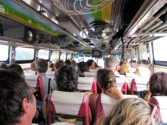 Innenaufnahme aus dem alten Thai-Schätzchen. Wer genau hinsieht kann fünf Sitzplätze pro Reihe erkennen (zwei auf der linken und auf drei auf der rechten Seite!). Neben den viel zu schmalen Sitzen hatte ich zusätzlich das 'Glück' auf einem der Radkästen zu sitzen, d.h. ich hatte keinen wirklichen Fußraum und hockte in einer Art Äffchenhaltung auf meinem Sitz.