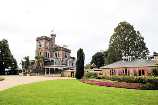 Auf der Otago Peninsula liegt auch das Larnach Castle (erbaut 1874). Es wird auch als das einzige Schloss/Burg von Neuseeland bezeichnet. Zuerst machten wir die self-guided tour durchs Schloss (nett) und anschließend besichtigten wir die Gärten.