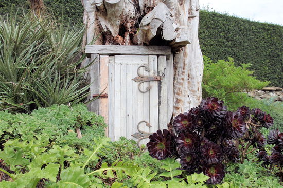 Zwei geschwungene Türbeschläge reichen schon aus für ein wenig Herr der Ringe-Stimmung. 