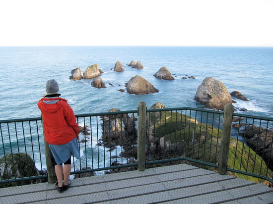 Lizzy genießt die Aussicht am Leuchtturm. Hinten rechts liegt irgendwo die Antarktis.
