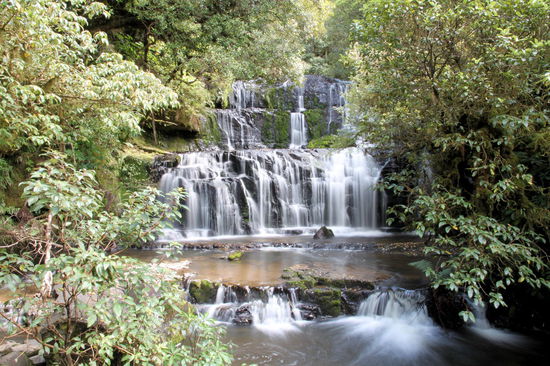 Die Purakaunui Falls. In den Catlins gibt es viele schöne Wasserfälle, die man durch kurze Spaziergänge erreichen kann.