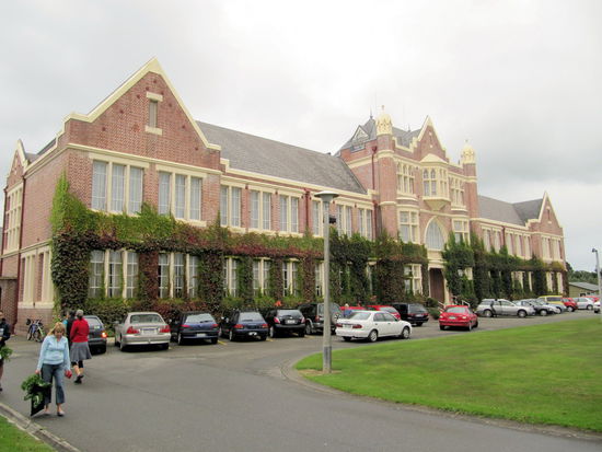 Ein Versorgungspunkt war der Farmers Market an der Southland Boys High School. Ein sehr schönes Gebäude. Der kleine aber feine Markt fand (bedingt durch das regnerische Wetter) in der Aula der Schule statt.