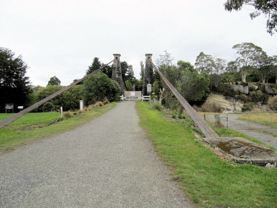 Über die Scenic Route fuhren wir von Invercargill nach Te Anau. Unterwegs stoppten wir kurz bei Monkey Island und an der Clifden Suspension Bridge (im Bild).