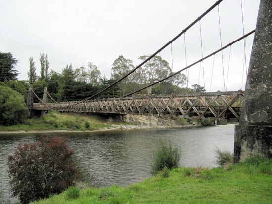 Inzwischen ist die historische Hängebrücke über den Waiau River gesperrt, aber 2006 konnte man noch rübergehen!