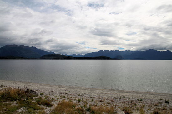 Der Lake Manapouri. Hier machten wir eine Kaffepause mit Blick auf den See.