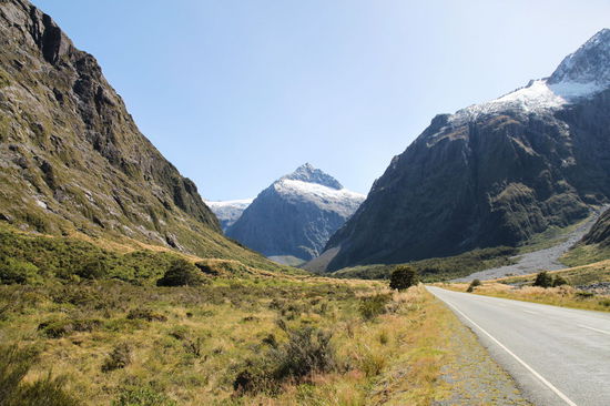 Das Tal an dessen Ende der Homer Tunnel liegt. Gut, dass der Homer Tunnel nicht vom ADAC getestet wird, man würde die Note 7 für ihn einführen. Im Vergleich zu 2006 gibt es als Verbesserung immerhin eine Ampelschaltung für die Hauptverkehrszeiten, sodass einem keine Reisebusse im engen und unbeleuchteten Tunnel entgegenkommen.