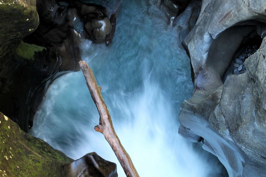 Blick in die tiefe und schmale Schlucht, die der Cleddau Fluss in den Fels gefräst hat.