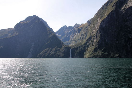 Die Stirling Falls ergießen sich aus einem schönen Trogtal in den Sound.