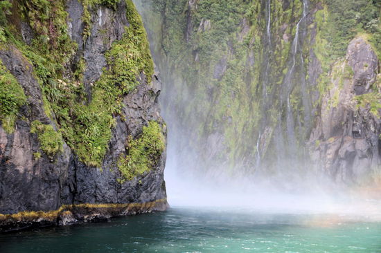 Wassernebel eines Wasserfalls von der Seite.